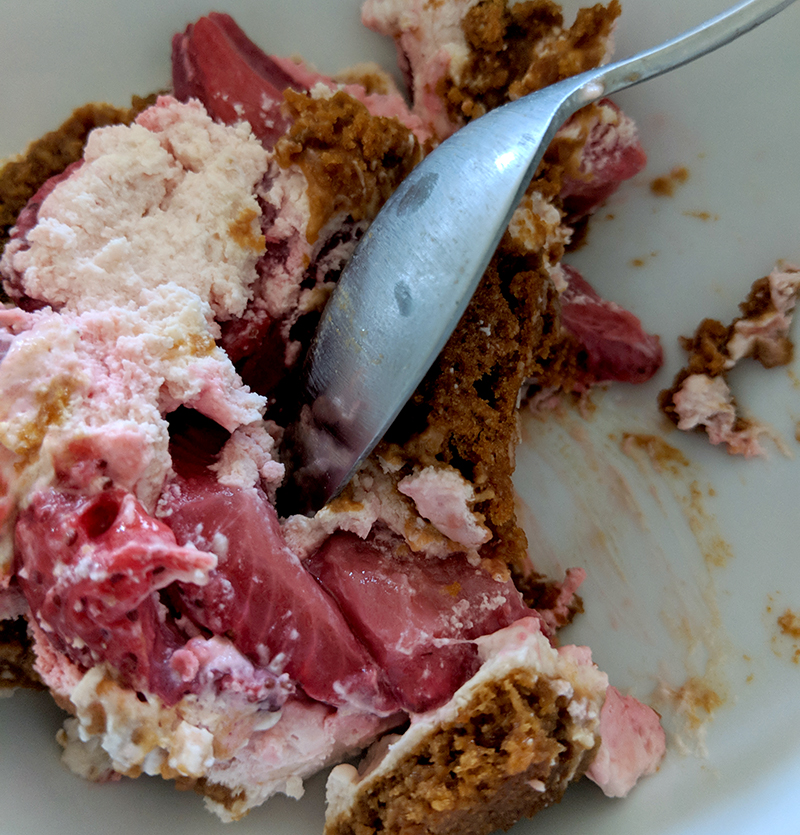 Strawberry gingersnap icebox cake